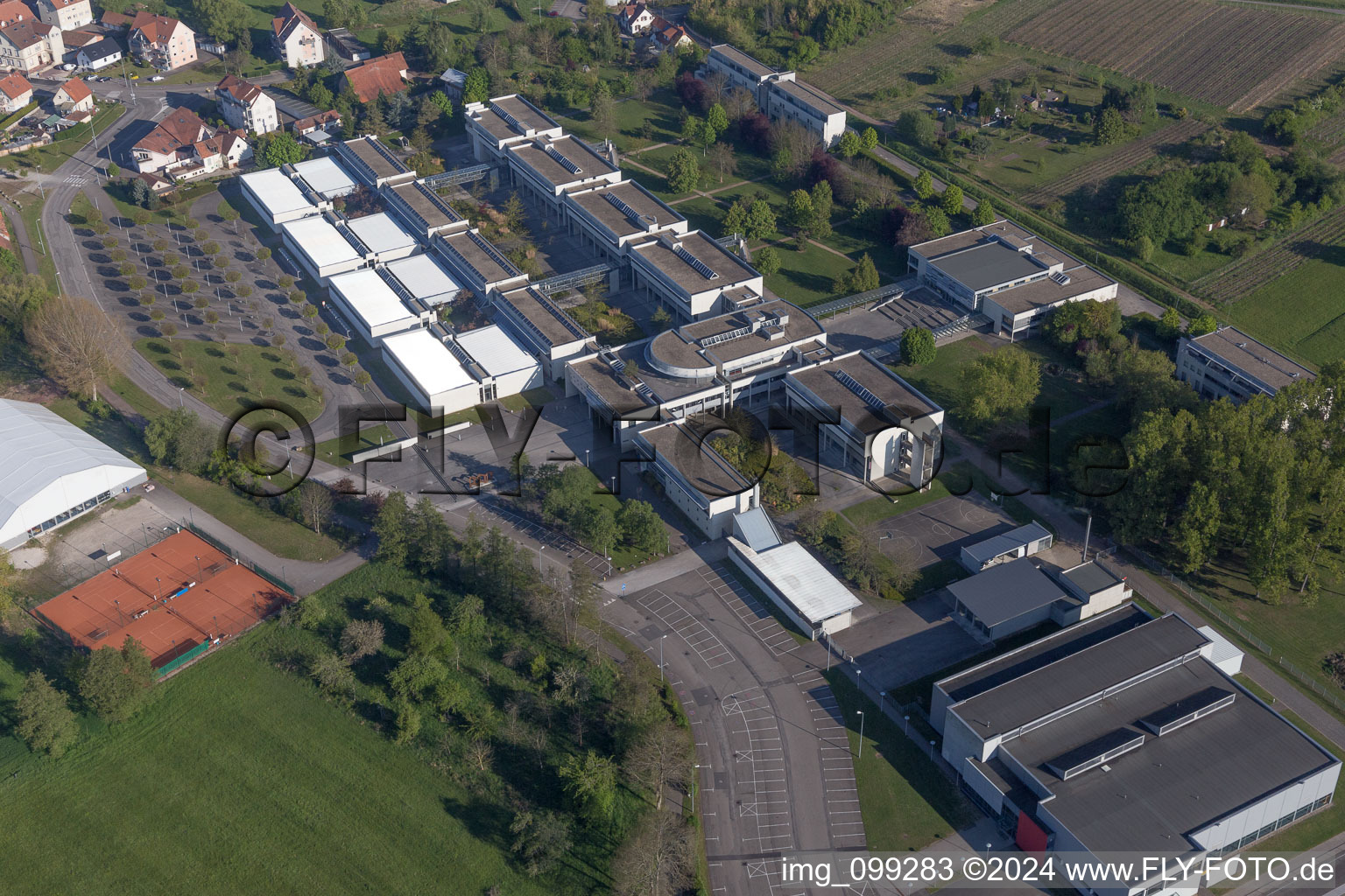 Gymnase du Lycée Stanislas Polyvalent (général,technologique et professionnel) im Ortsteil Altenstadt in Wissembourg im Bundesland Bas-Rhin, Frankreich