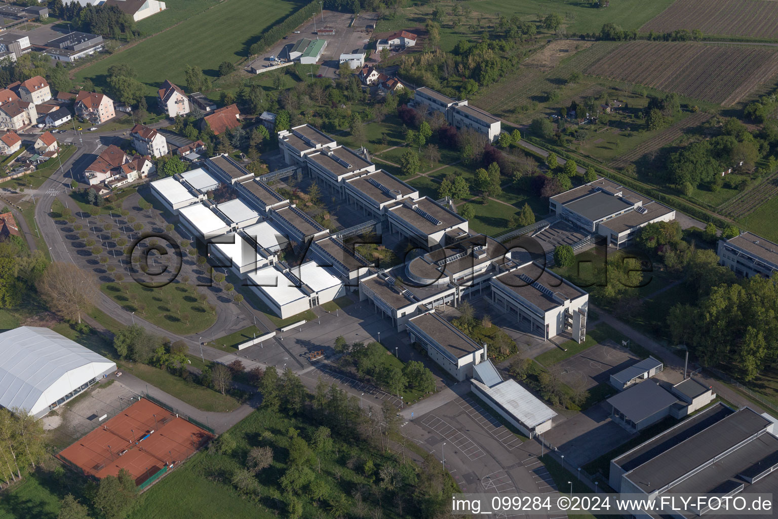 Luftbild von Gymnase du Lycée Stanislas Polyvalent (général,technologique et professionnel) im Ortsteil Altenstadt in Wissembourg im Bundesland Bas-Rhin, Frankreich