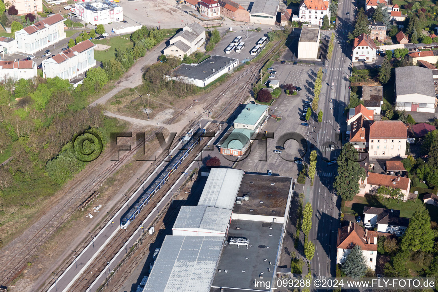 Luftbild von Bahnhof in Wissembourg im Bundesland Bas-Rhin, Frankreich