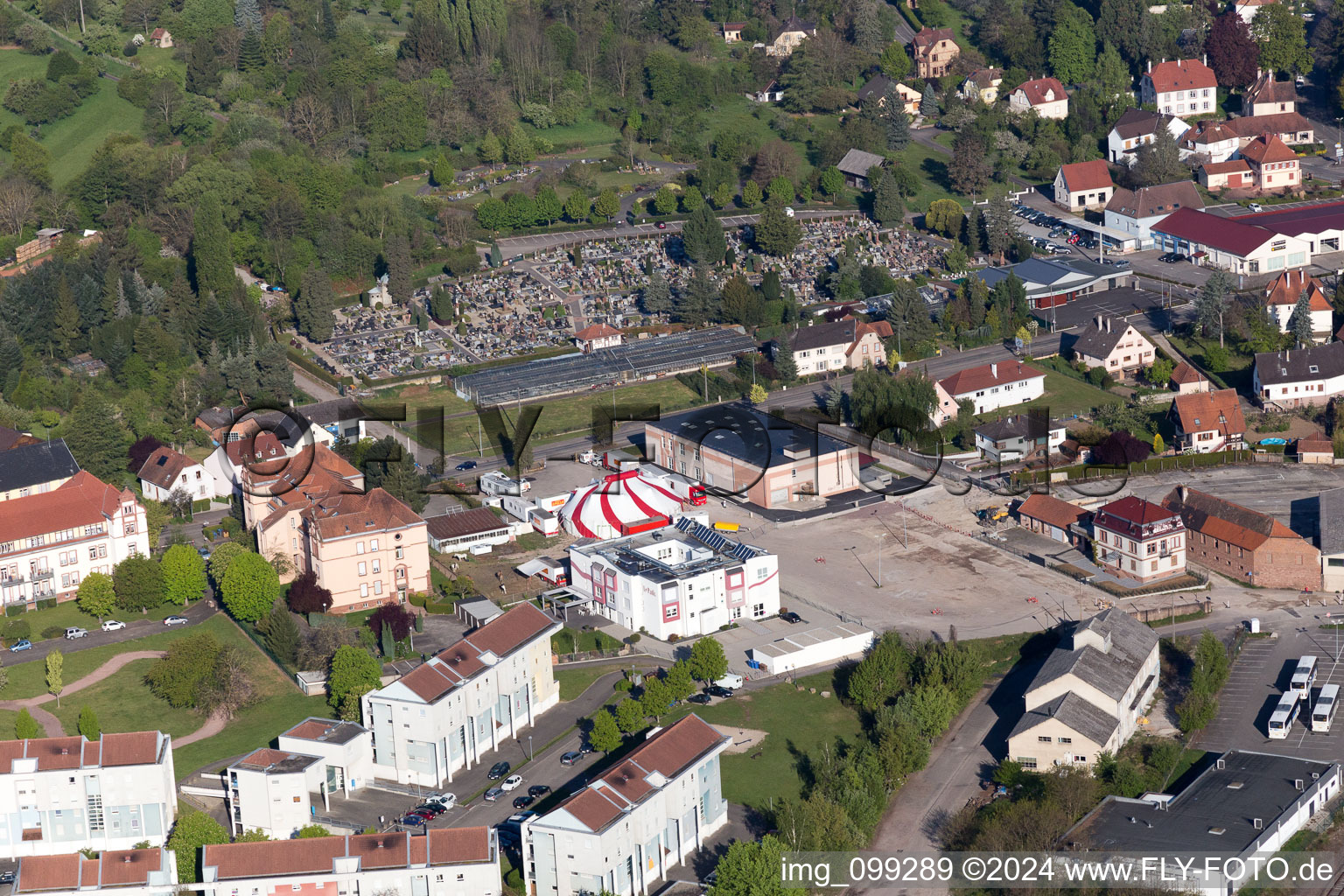 Aire Camping-Car Park vor dem Friedhof in Wissembourg im Bundesland Bas-Rhin, Frankreich