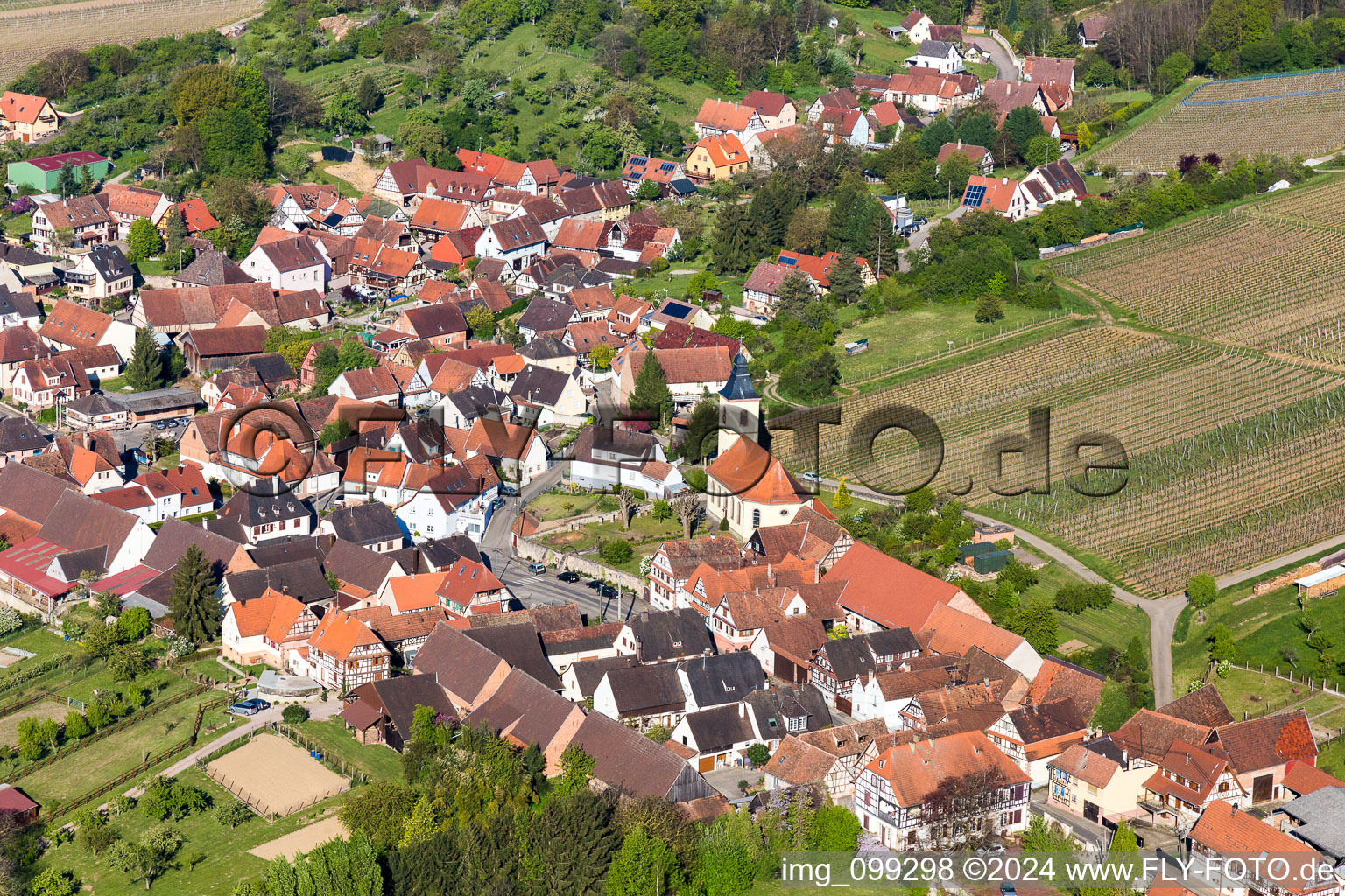 Luftaufnahme von Dorf - Ansicht am Rande von landwirtschaftlichen Feldern und Nutzflächen in Rott in Grand Est im Bundesland Bas-Rhin, Frankreich