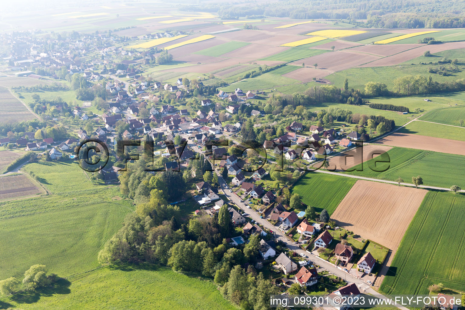 Rott im Bundesland Bas-Rhin, Frankreich von der Drohne aus gesehen