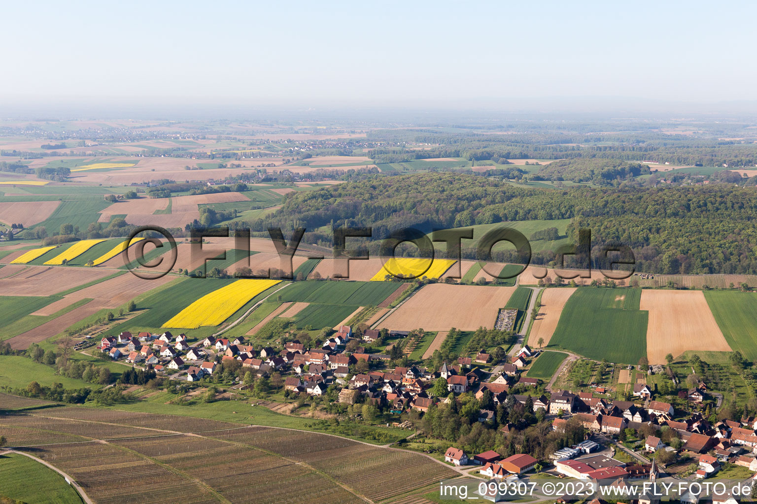 Drohnenbild von Cleebourg im Bundesland Bas-Rhin, Frankreich