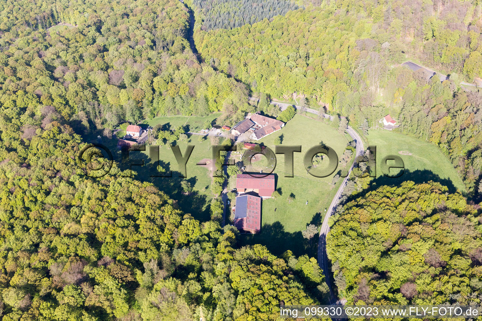 Drachenbronn-Birlenbach im Bundesland Bas-Rhin, Frankreich von einer Drohne aus