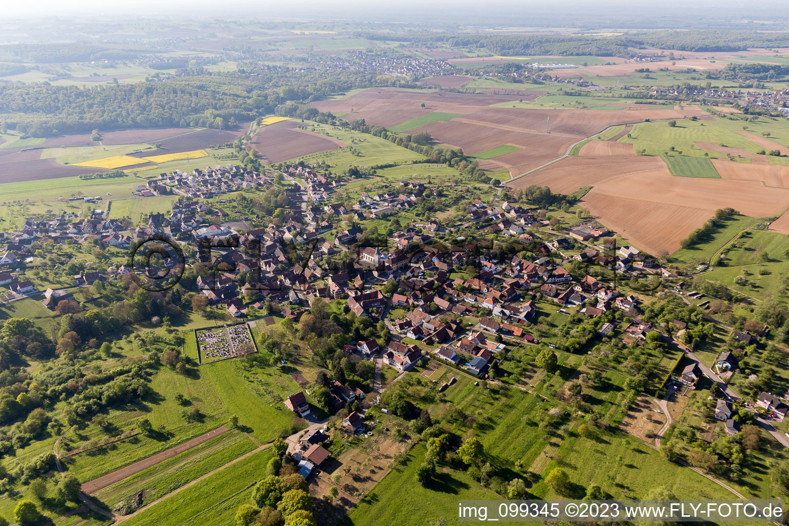 Lampertsloch im Bundesland Bas-Rhin, Frankreich von der Drohne aus gesehen