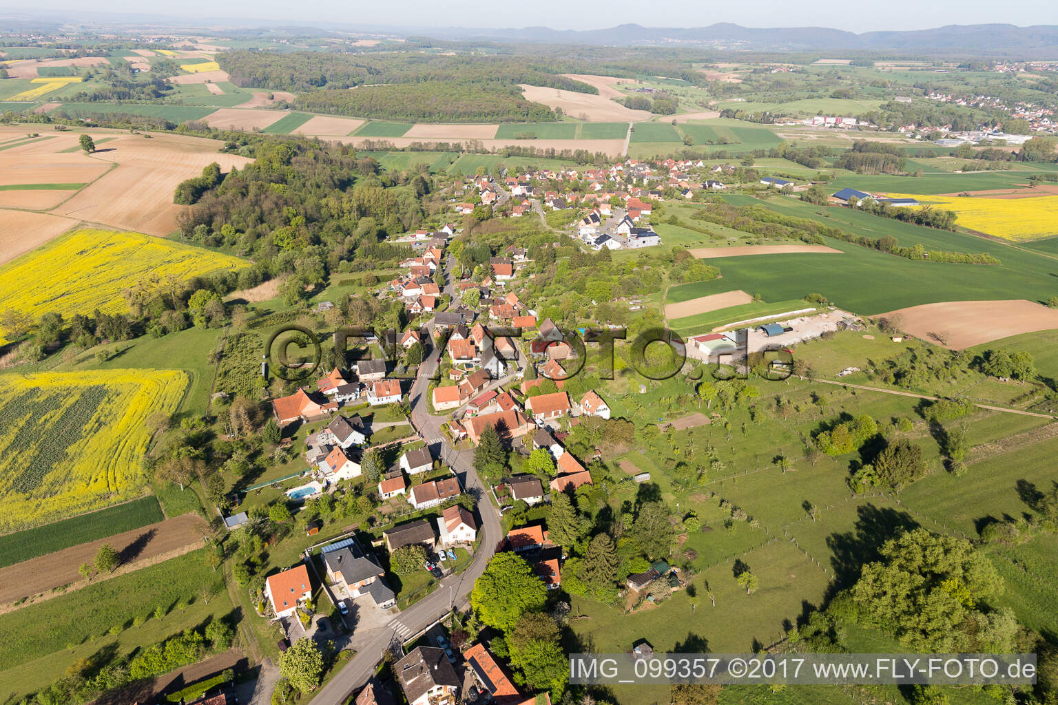 Luftbild von Dorf - Ansicht am Rande von landwirtschaftlichen Feldern und Nutzflächen in Gunstett in Grand Est in Oberdorf-Spachbach im Bundesland Bas-Rhin, Frankreich