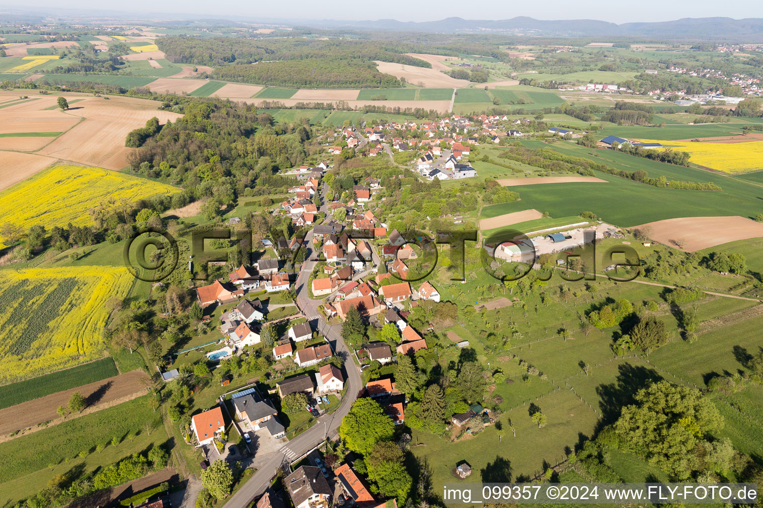 Luftbild von Dorf - Ansicht am Rande von landwirtschaftlichen Feldern und Nutzflächen in Gunstett in Grand Est in Oberdorf-Spachbach im Bundesland Bas-Rhin, Frankreich