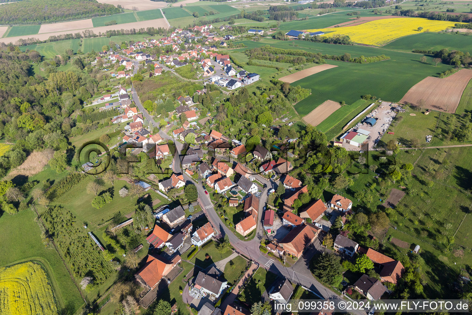 Dorf - Ansicht am Rande von landwirtschaftlichen Feldern und Nutzflächen in Gunstett in Grand Est im Bundesland Bas-Rhin, Frankreich