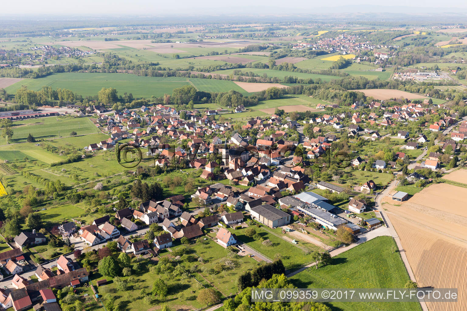 Luftbild von Dorf - Ansicht am Rande von landwirtschaftlichen Feldern und Nutzflächen in Gunstett in Grand Est im Bundesland Bas-Rhin, Frankreich