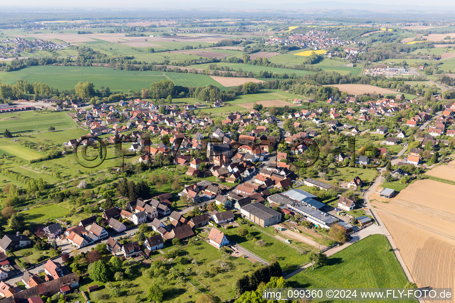 Luftaufnahme von Dorf - Ansicht am Rande von landwirtschaftlichen Feldern und Nutzflächen in Gunstett in Grand Est im Bundesland Bas-Rhin, Frankreich