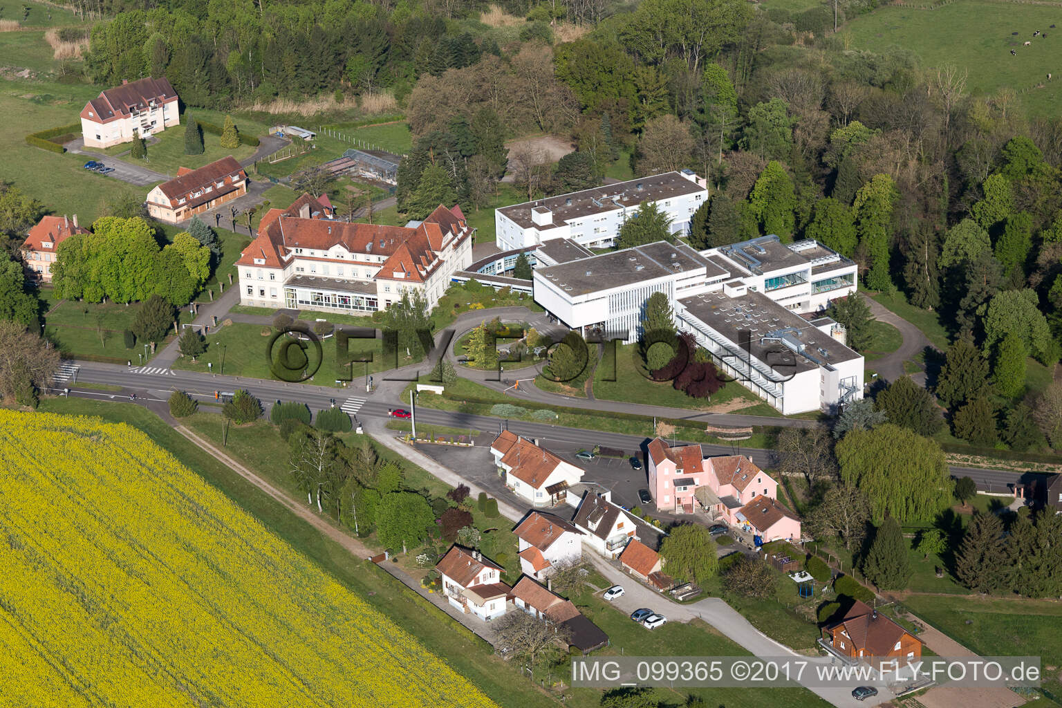 Luftbild von Thermen von Moosbronn in Morsbronn-les-Bains im Bundesland Bas-Rhin, Frankreich