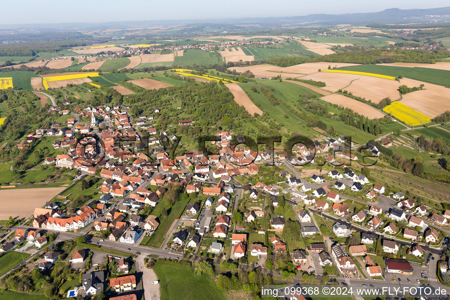 Dorf - Ansicht in Morsbronn-les-Bains in Grand Est im Bundesland Bas-Rhin, Frankreich