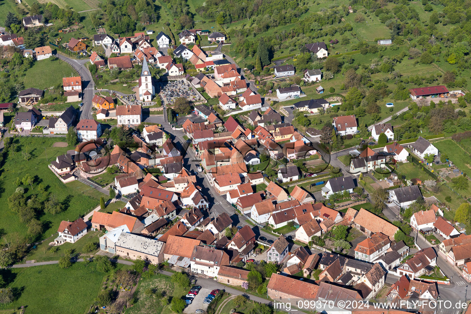 Luftbild von Dorfansicht in Morsbronn-les-Bains im Bundesland Bas-Rhin, Frankreich