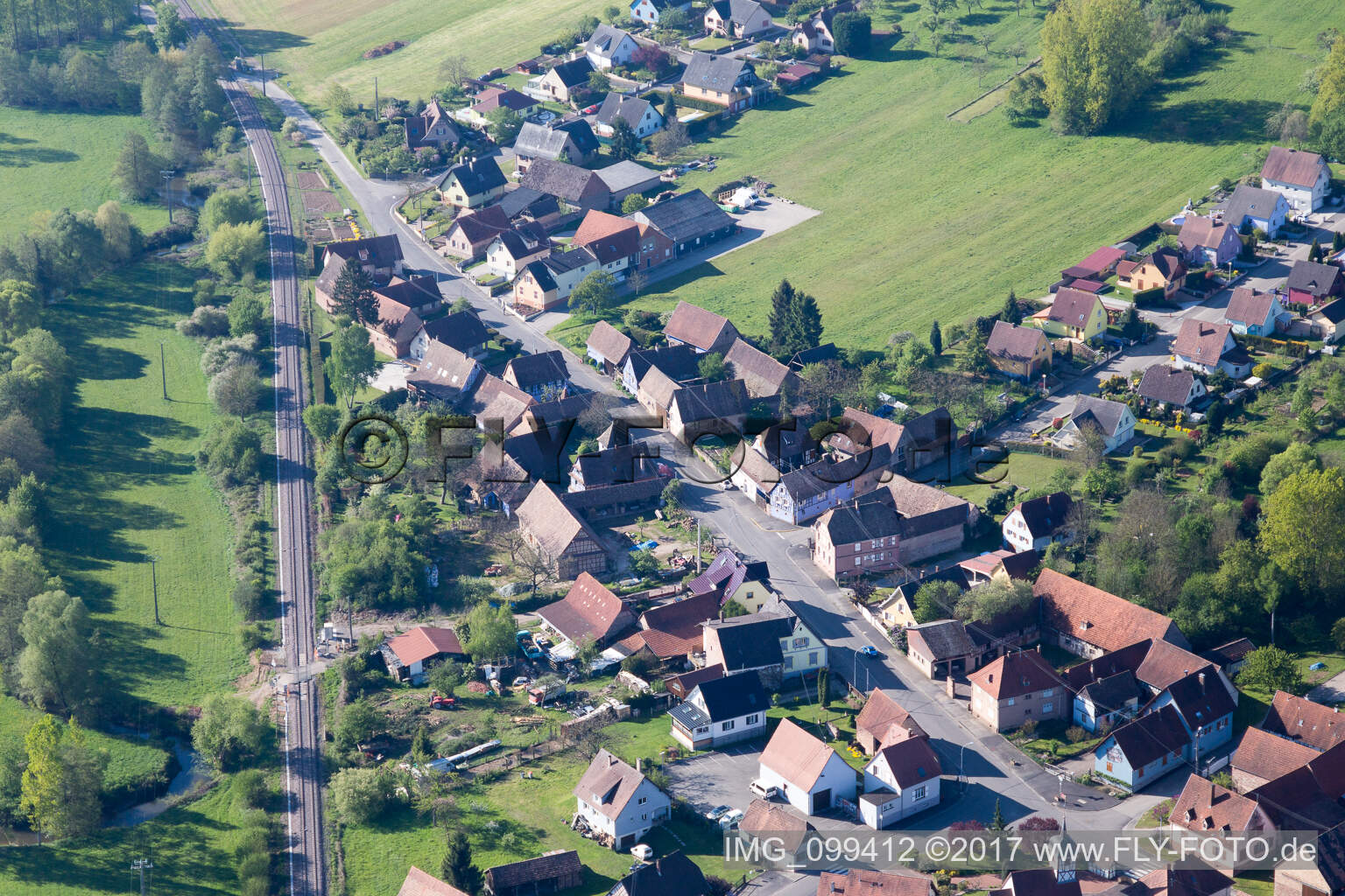 Schrägluftbild von Uttenhoffen im Bundesland Bas-Rhin, Frankreich