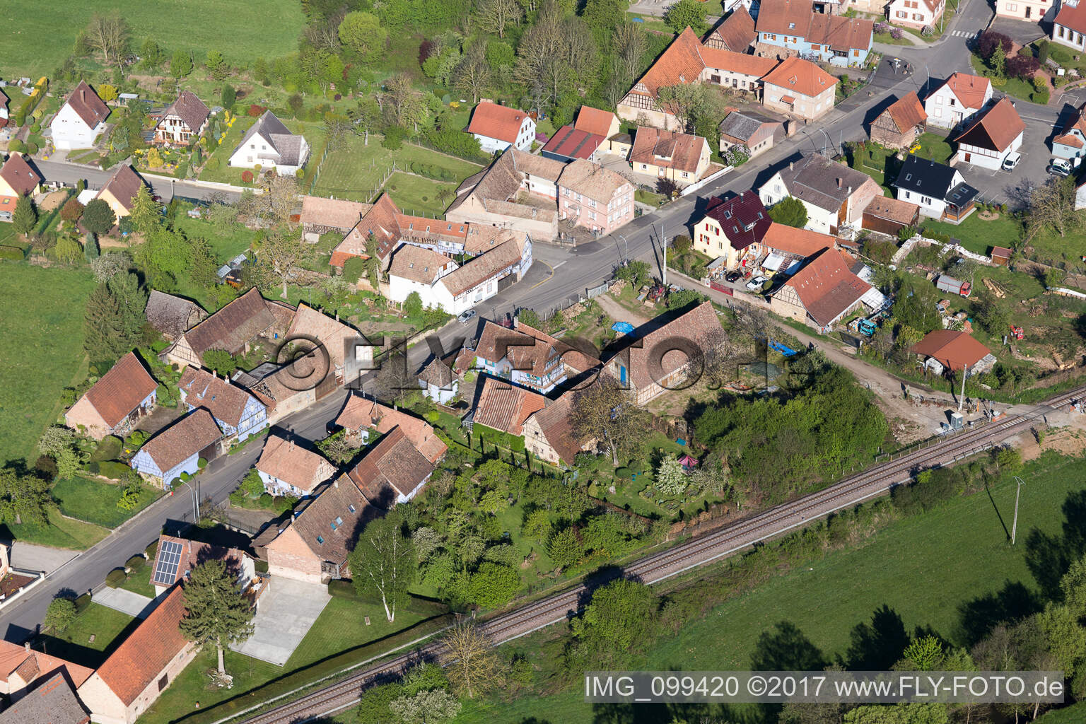 Drohnenaufname von Uttenhoffen im Bundesland Bas-Rhin, Frankreich