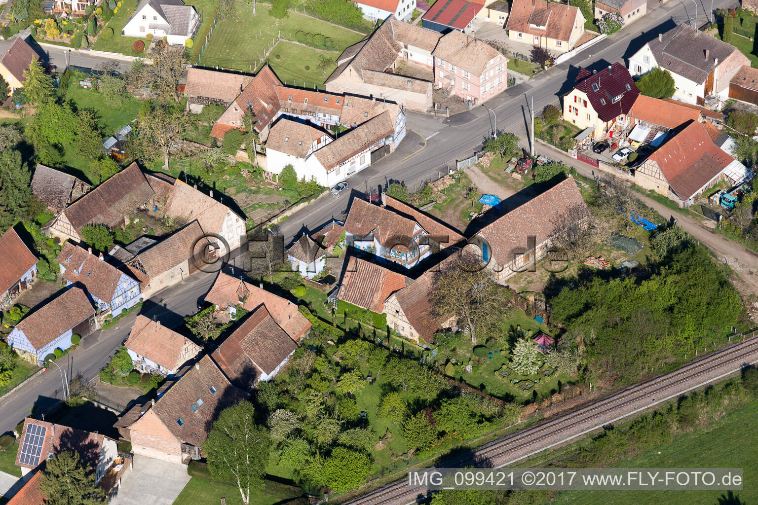 Drohnenbild von Uttenhoffen im Bundesland Bas-Rhin, Frankreich