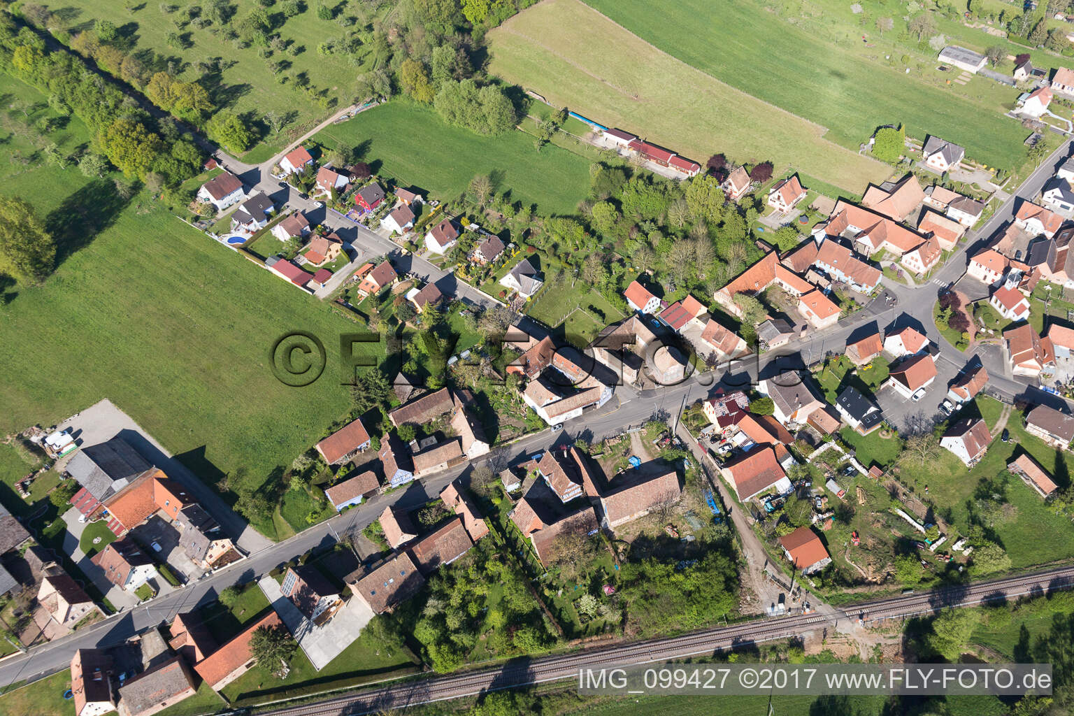Luftaufnahme von Uttenhoffen im Bundesland Bas-Rhin, Frankreich