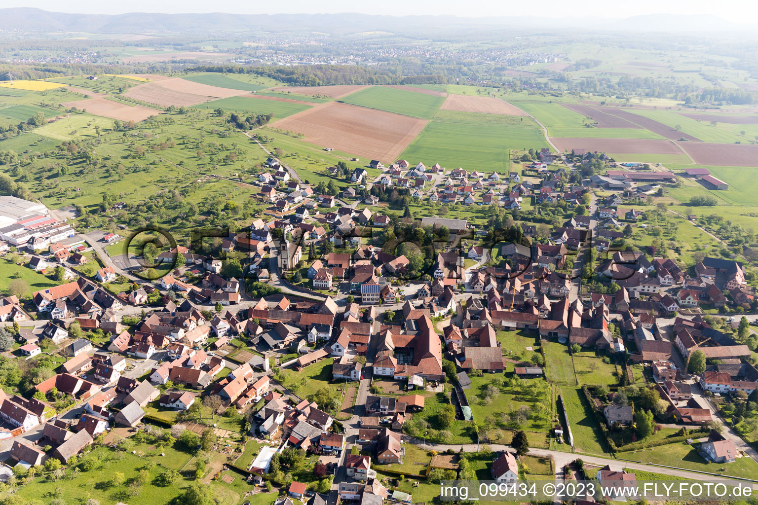 Schrägluftbild von Mietesheim im Bundesland Bas-Rhin, Frankreich