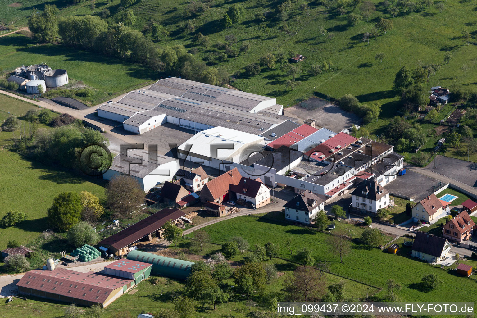 Gebäude und Produktionshallen auf einem Werksgelände in Mietesheim in Grand Est im Bundesland Bas-Rhin, Frankreich