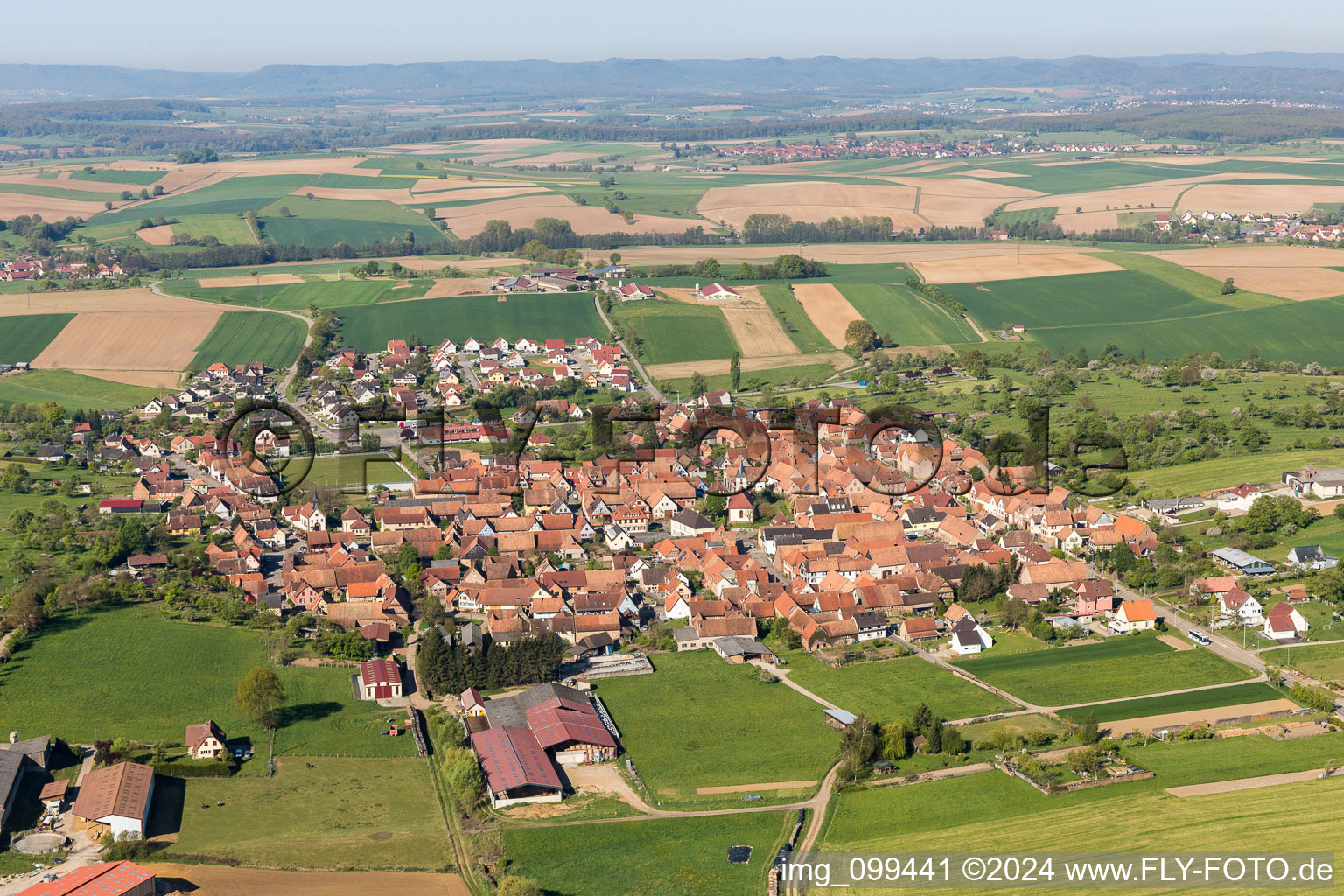 Luftbild von Dorf - Ansicht am Rande von landwirtschaftlichen Feldern und Nutzflächen in Uhrwiller in Grand Est im Bundesland Bas-Rhin, Frankreich