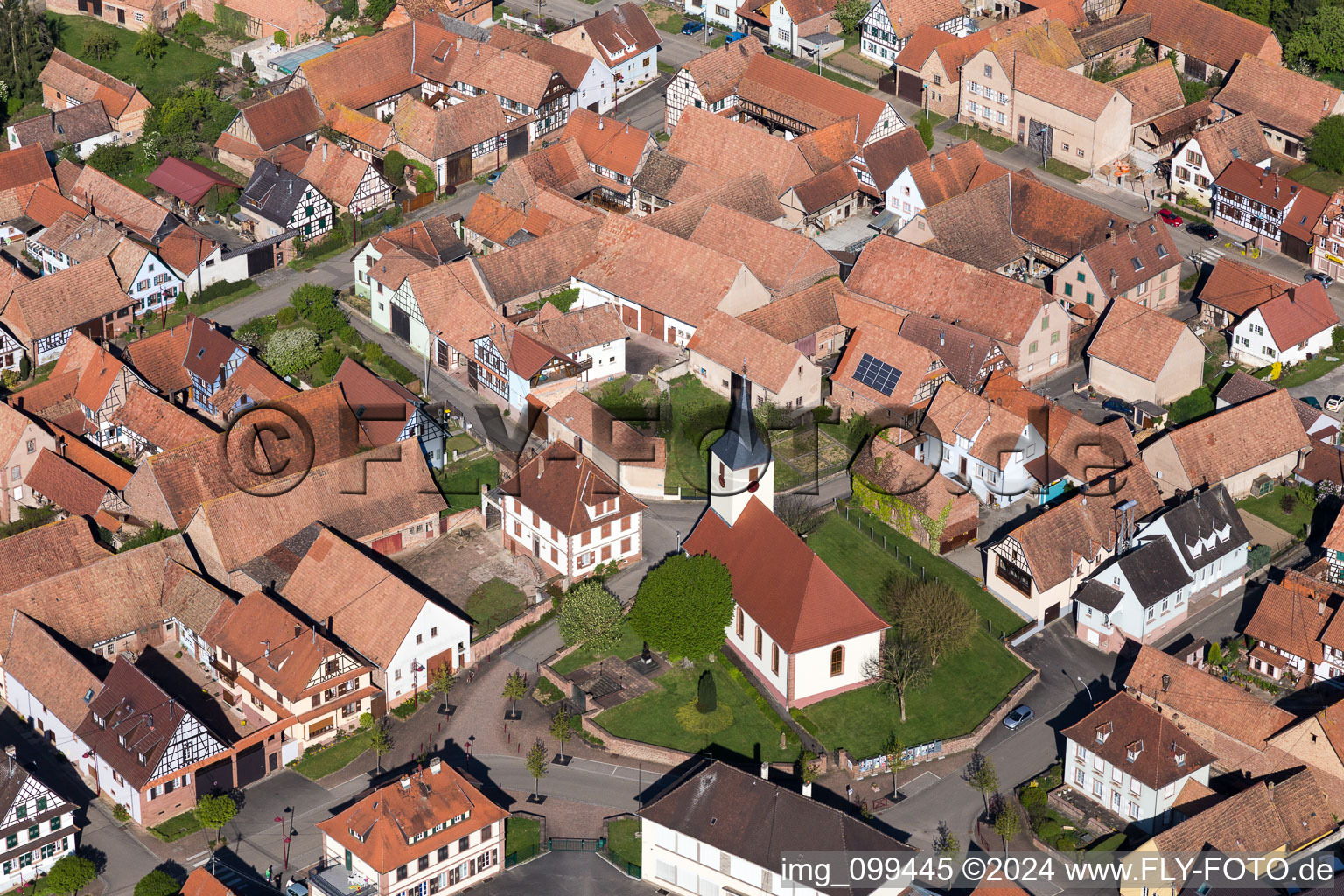 Kirchengebäude im Dorfkern in Uhrwiller in Grand Est im Bundesland Bas-Rhin, Frankreich