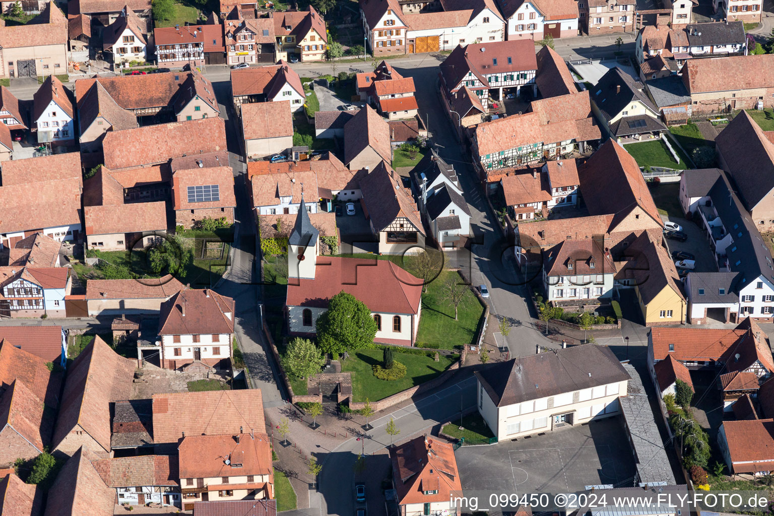 Luftbild von Kirchengebäude im Dorfkern in Uhrwiller in Grand Est im Bundesland Bas-Rhin, Frankreich