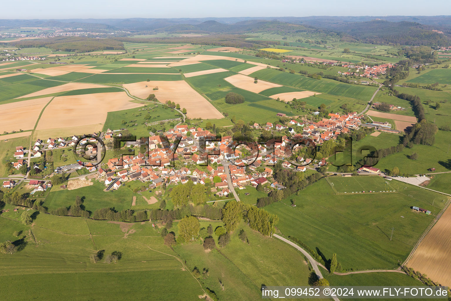 Dorf - Ansicht am Rande von landwirtschaftlichen Feldern und Nutzflächen in Mulhausen in Grand Est im Bundesland Bas-Rhin, Frankreich