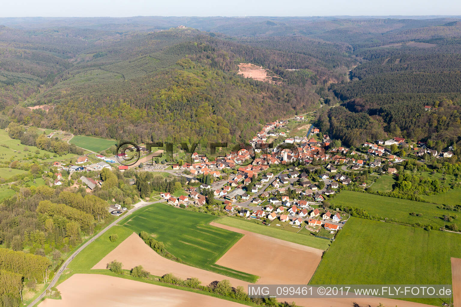 Offwiller im Bundesland Bas-Rhin, Frankreich von oben gesehen