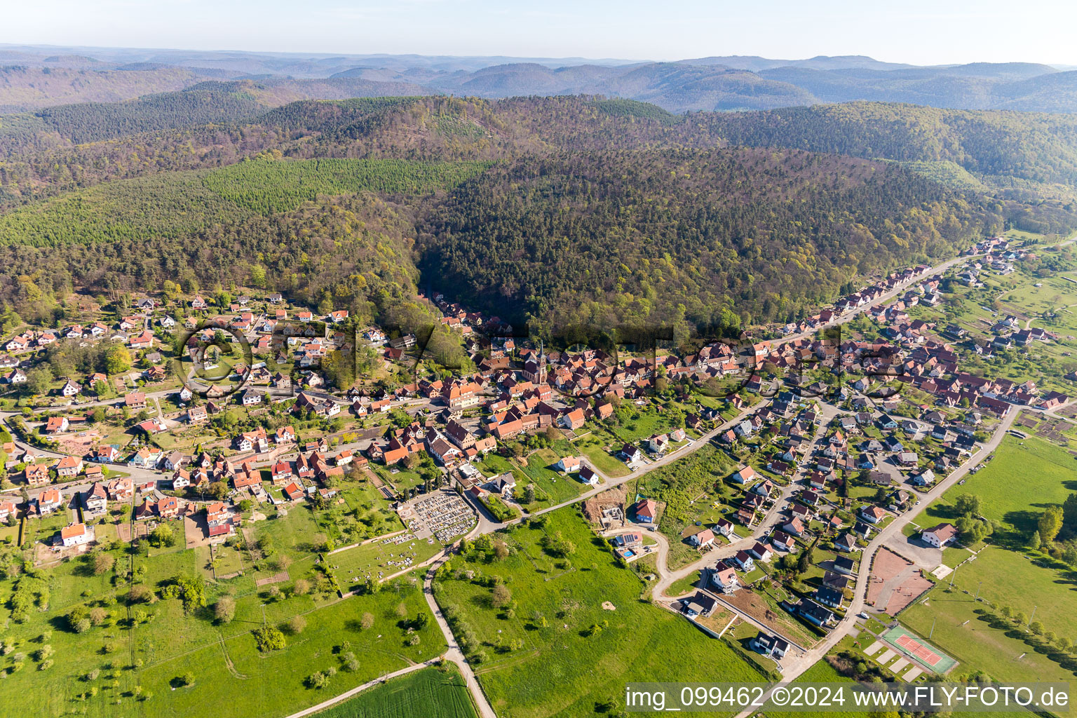 Wald und Berglandschaft in Offwiller in Grand Est im Bundesland Bas-Rhin, Frankreich