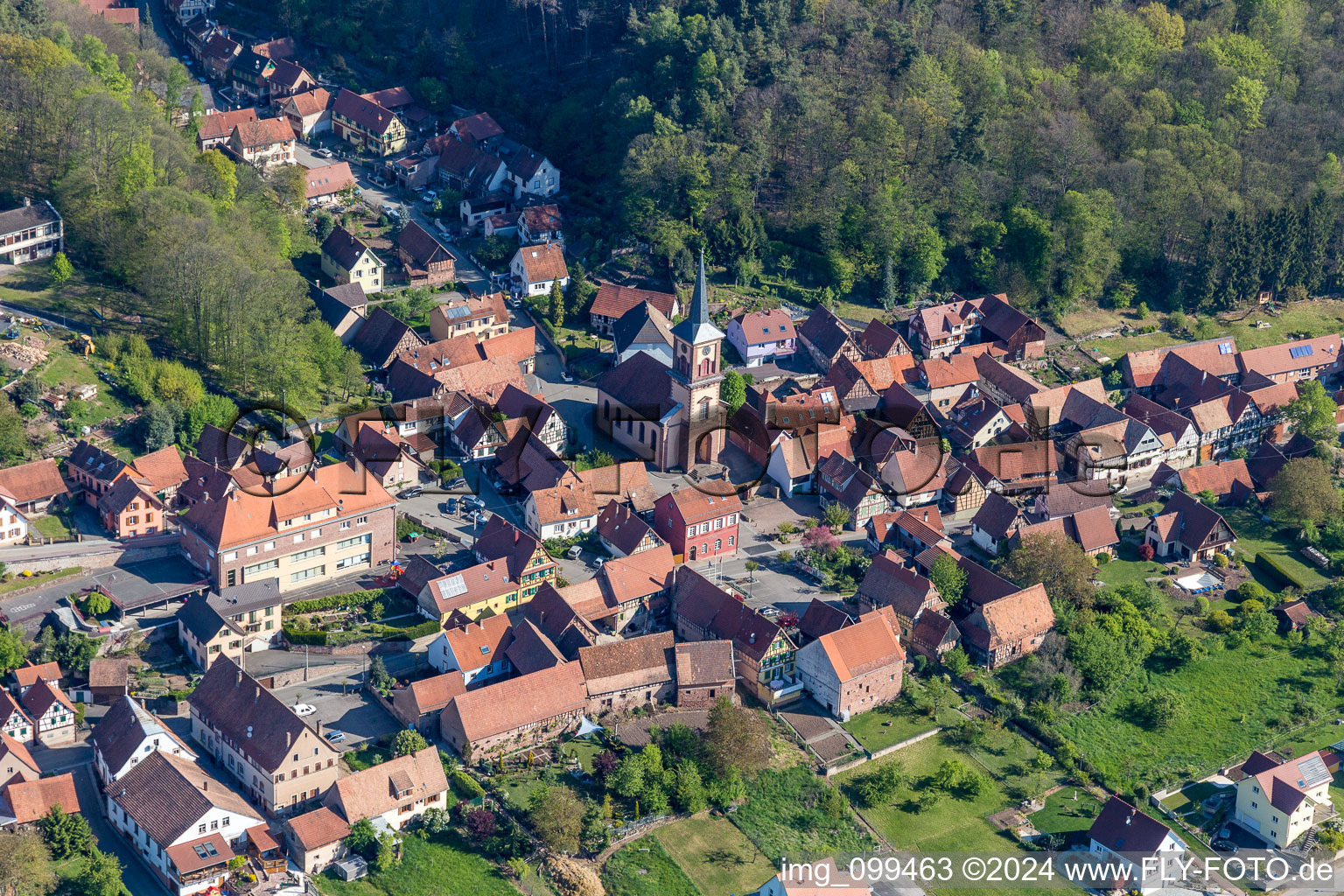 Luftbild von Kirchengebäude der Église Protestante d'Offwiller im Dorfkern in Offwiller in Grand Est im Bundesland Bas-Rhin, Frankreich