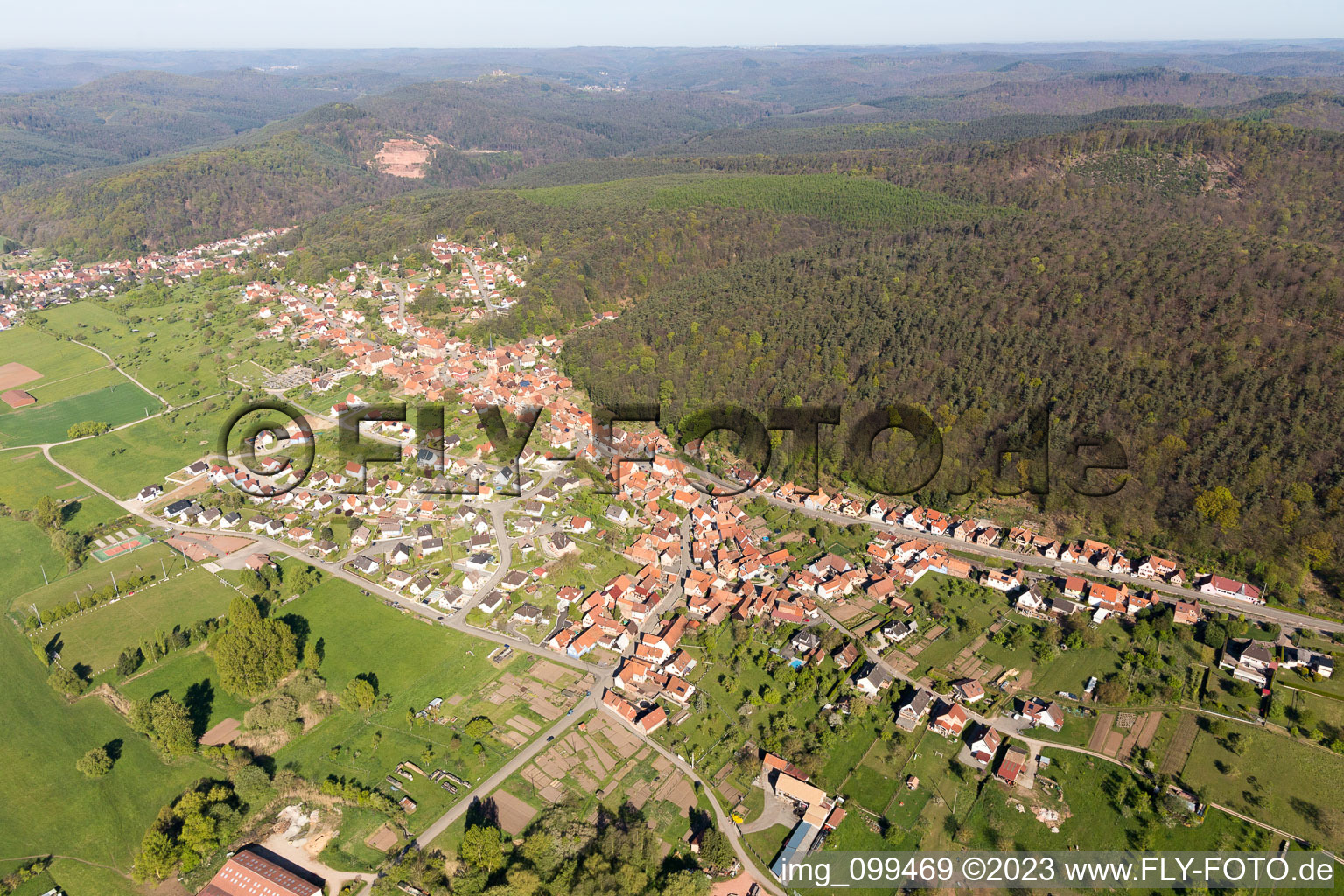 Drohnenbild von Offwiller im Bundesland Bas-Rhin, Frankreich