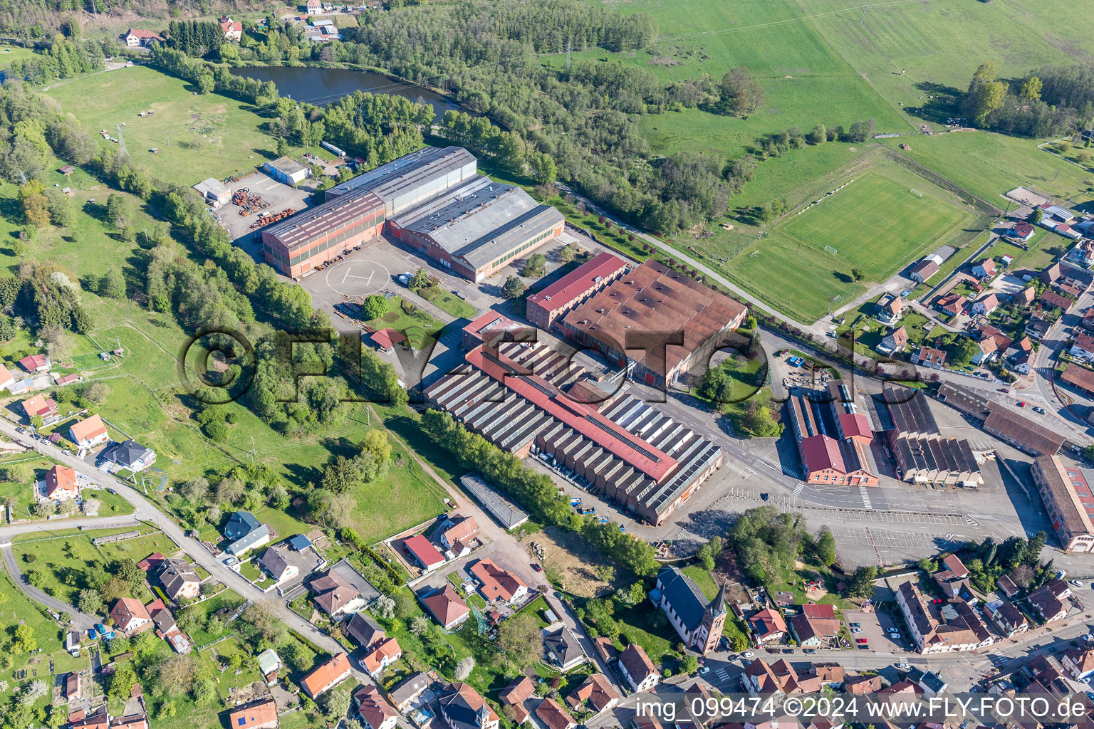 Gebäude und Produktionshallen auf dem Werksgelände der De Dietrich Process Systems in Zinswiller in Grand Est im Bundesland Bas-Rhin, Frankreich