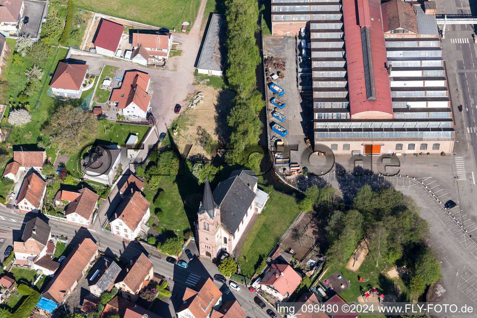 Luftbild von Gebäude und Produktionshallen auf dem Werksgelände der De Dietrich Process Systems in Zinswiller in Grand Est im Bundesland Bas-Rhin, Frankreich