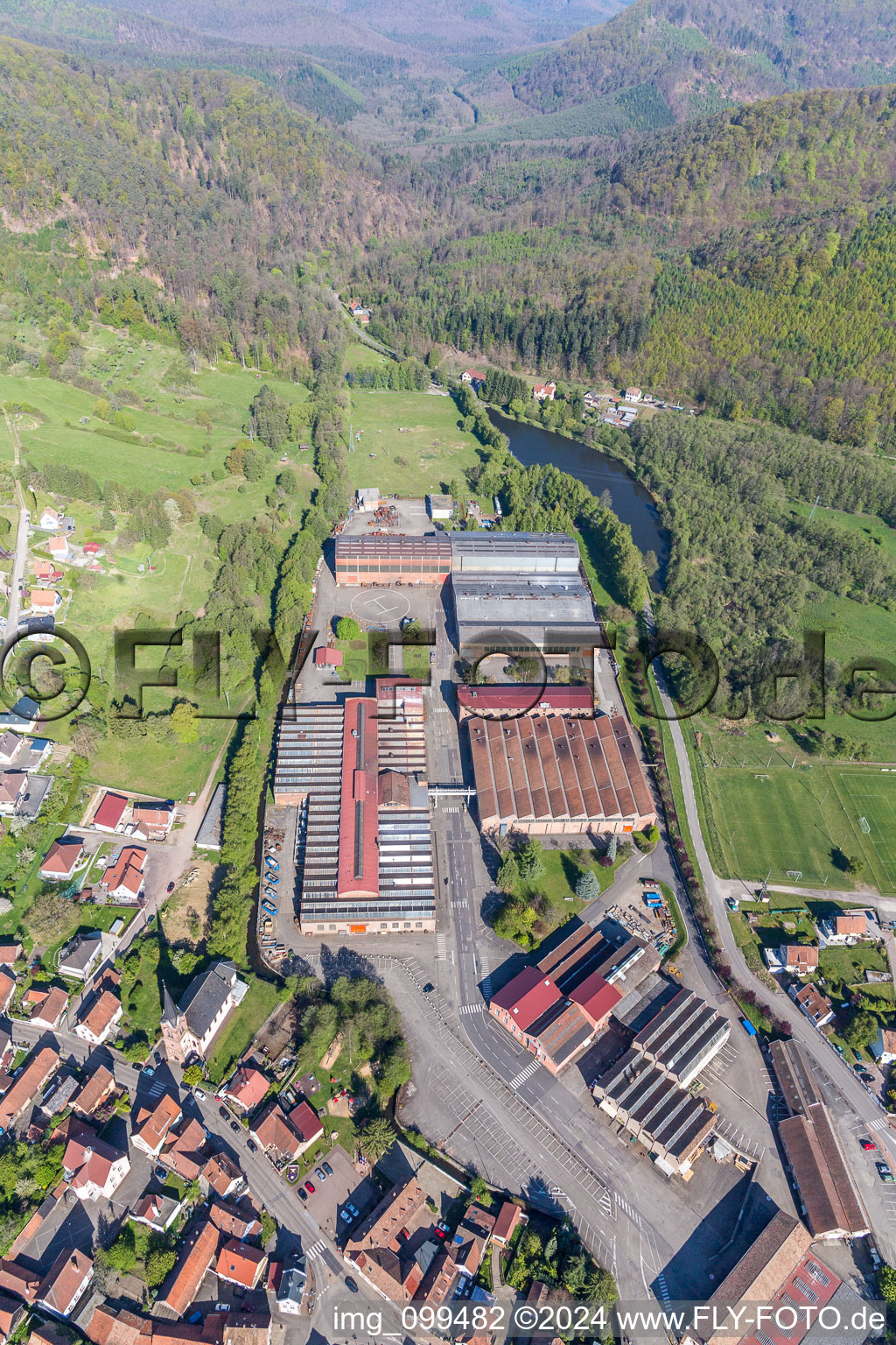 Luftaufnahme von Gebäude und Produktionshallen auf dem Werksgelände der De Dietrich Process Systems in Zinswiller in Grand Est im Bundesland Bas-Rhin, Frankreich