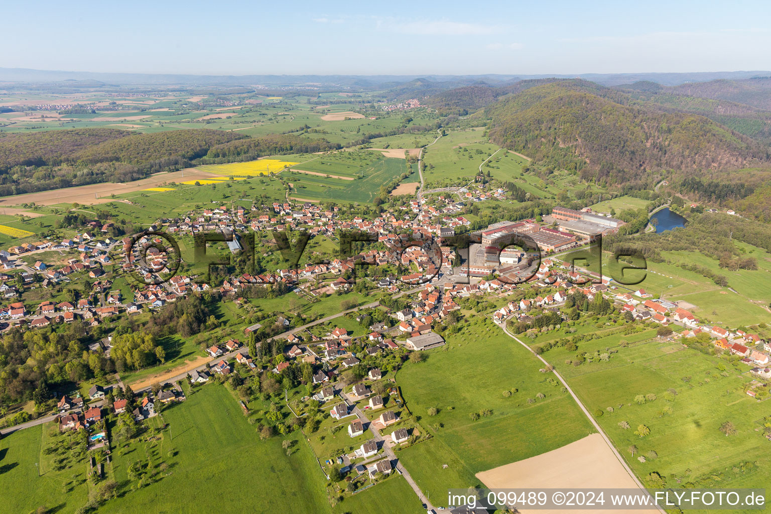 Luftbild von Dorf - Ansicht am Rande von landwirtschaftlichen Feldern und Nutzflächen in Zinswiller in Grand Est im Bundesland Bas-Rhin, Frankreich