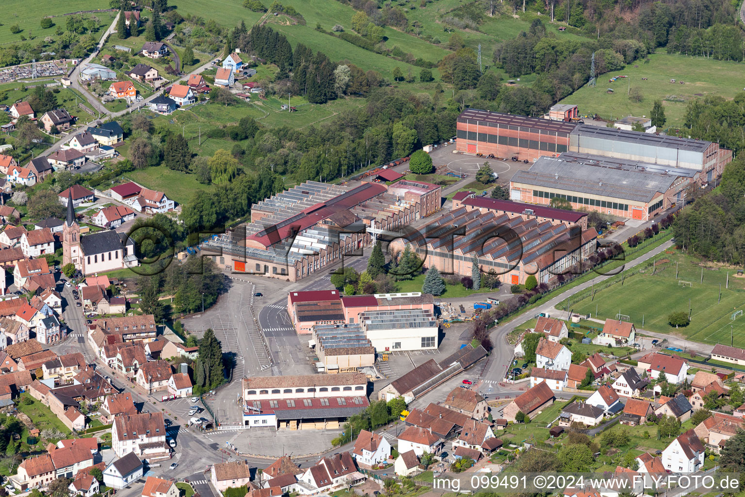 Schrägluftbild von Gebäude und Produktionshallen auf dem Werksgelände der De Dietrich Process Systems in Zinswiller in Grand Est im Bundesland Bas-Rhin, Frankreich