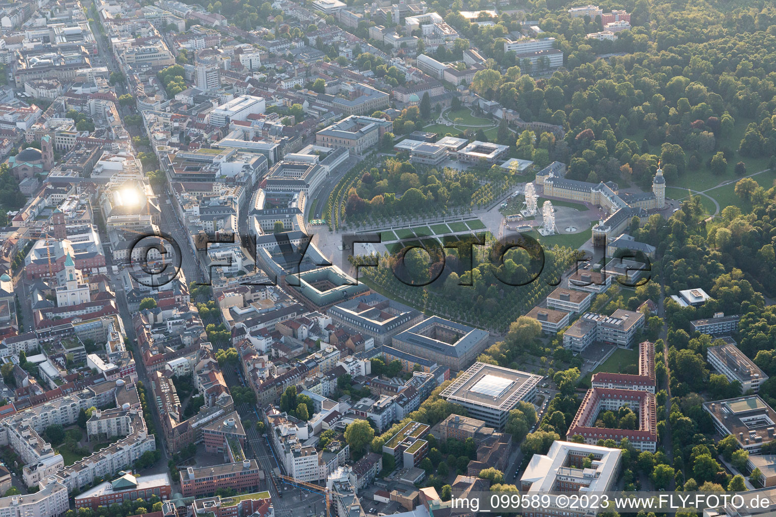 Luftbild von Karlsruhe, Schloß und Schloßpark im Ortsteil Innenstadt-Ost im Bundesland Baden-Württemberg, Deutschland
