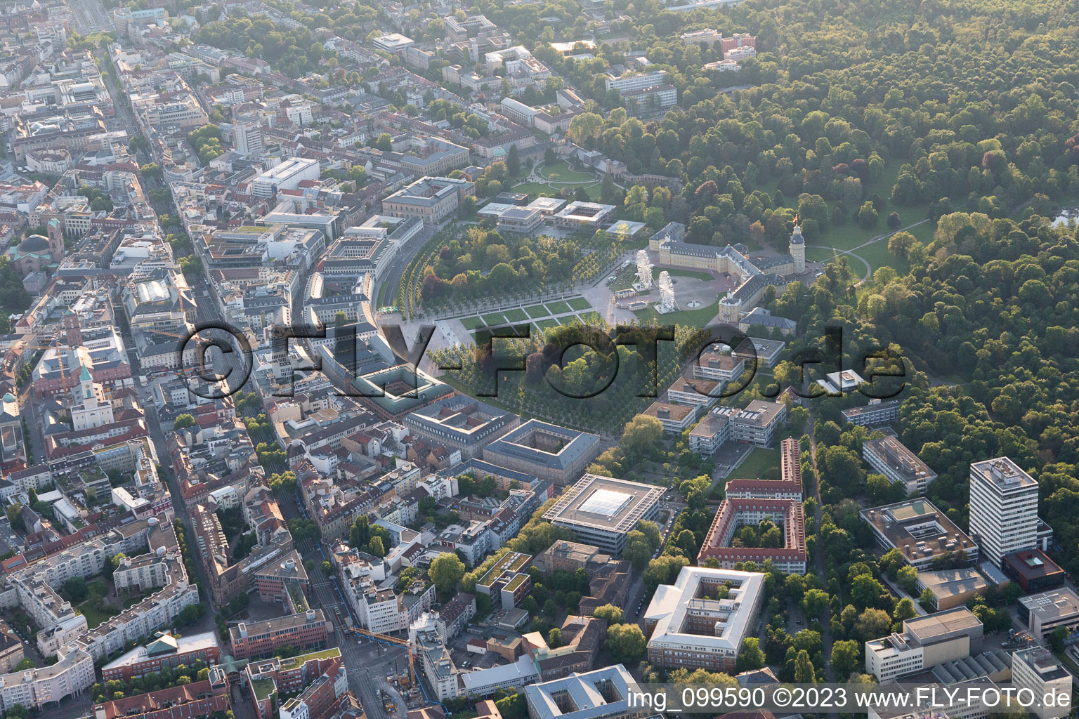 Luftaufnahme von Karlsruhe, Schloß und Schloßpark im Ortsteil Innenstadt-Ost im Bundesland Baden-Württemberg, Deutschland