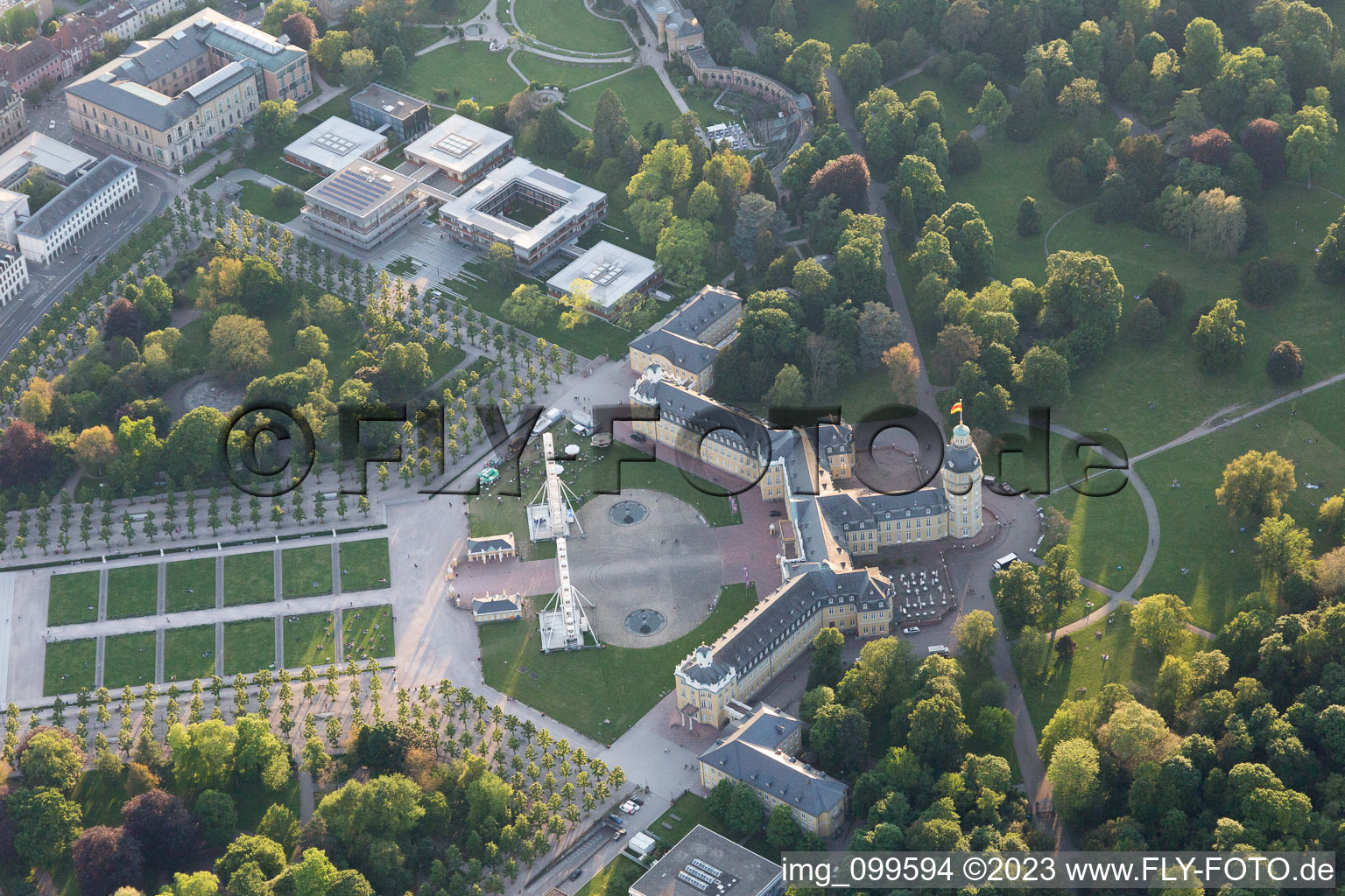 Luftaufnahme von Schloßplatz im Ortsteil Innenstadt-West in Karlsruhe im Bundesland Baden-Württemberg, Deutschland