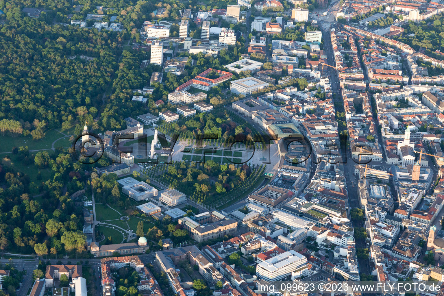 Luftaufnahme von Kaiserstr, Schloßplatz im Ortsteil Innenstadt-West in Karlsruhe im Bundesland Baden-Württemberg, Deutschland