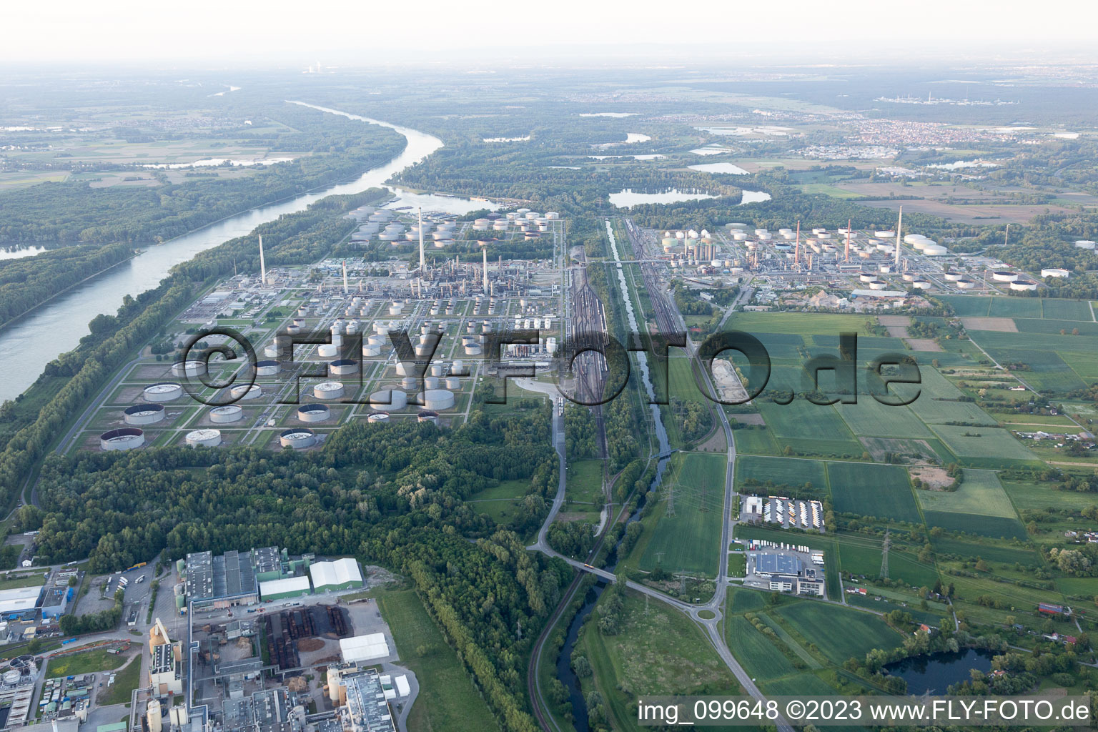 Luftbild von Knielingen, Ölraffinerie MIRO in Karlsruhe im Bundesland Baden-Württemberg, Deutschland