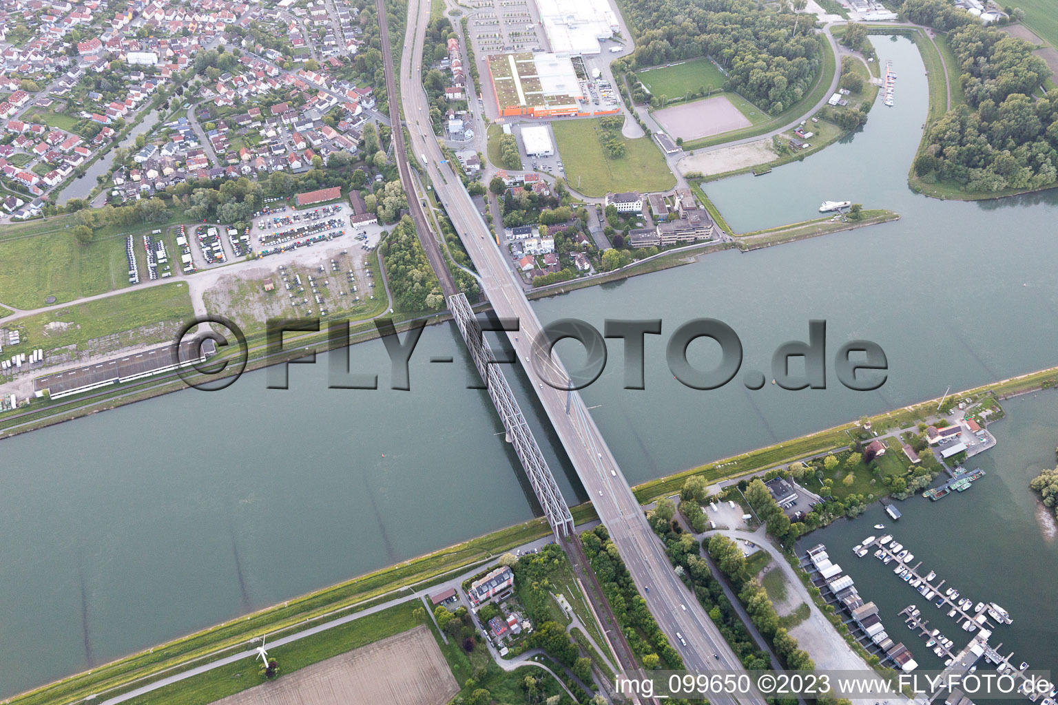 Luftbild von Maxau, Rheinbrücke im Ortsteil Knielingen in Karlsruhe im Bundesland Baden-Württemberg, Deutschland