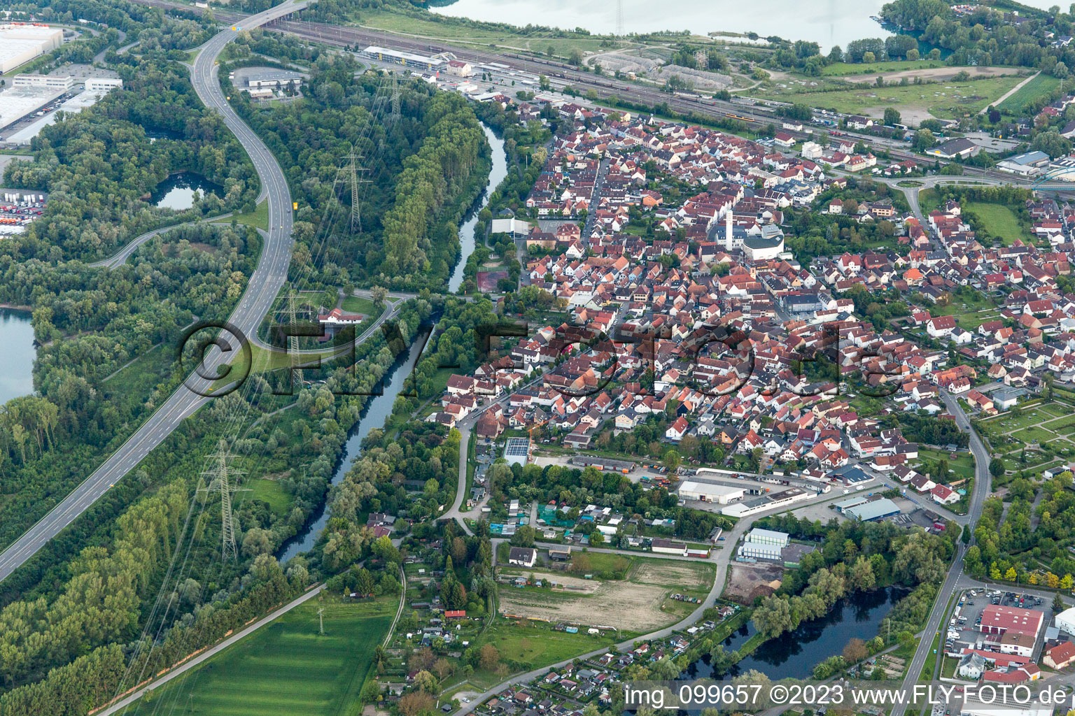 Wörth am Rhein im Bundesland Rheinland-Pfalz, Deutschland aus der Vogelperspektive