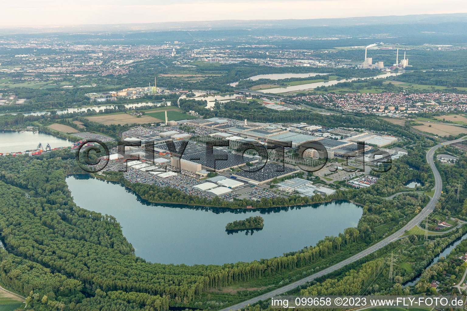 Wörth am Rhein im Bundesland Rheinland-Pfalz, Deutschland aus der Luft betrachtet