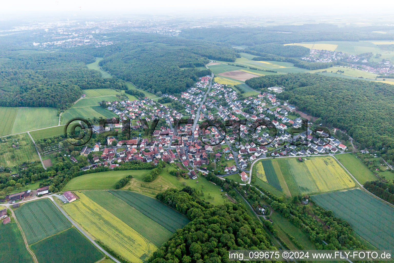 Dorf - Ansicht am Rande von landwirtschaftlichen Feldern und Nutzflächen in Üchtelhausen im Bundesland Bayern, Deutschland