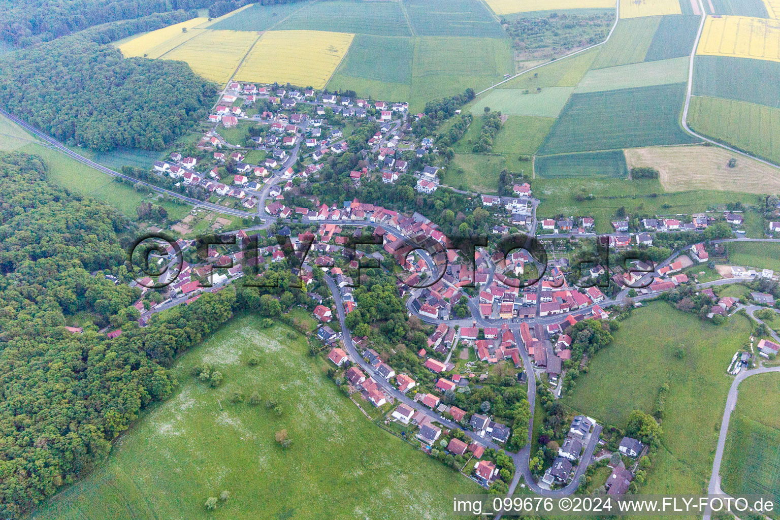 Dorf - Ansicht am Rande von landwirtschaftlichen Feldern und Nutzflächen im Ortsteil Zell in Üchtelhausen im Bundesland Bayern, Deutschland