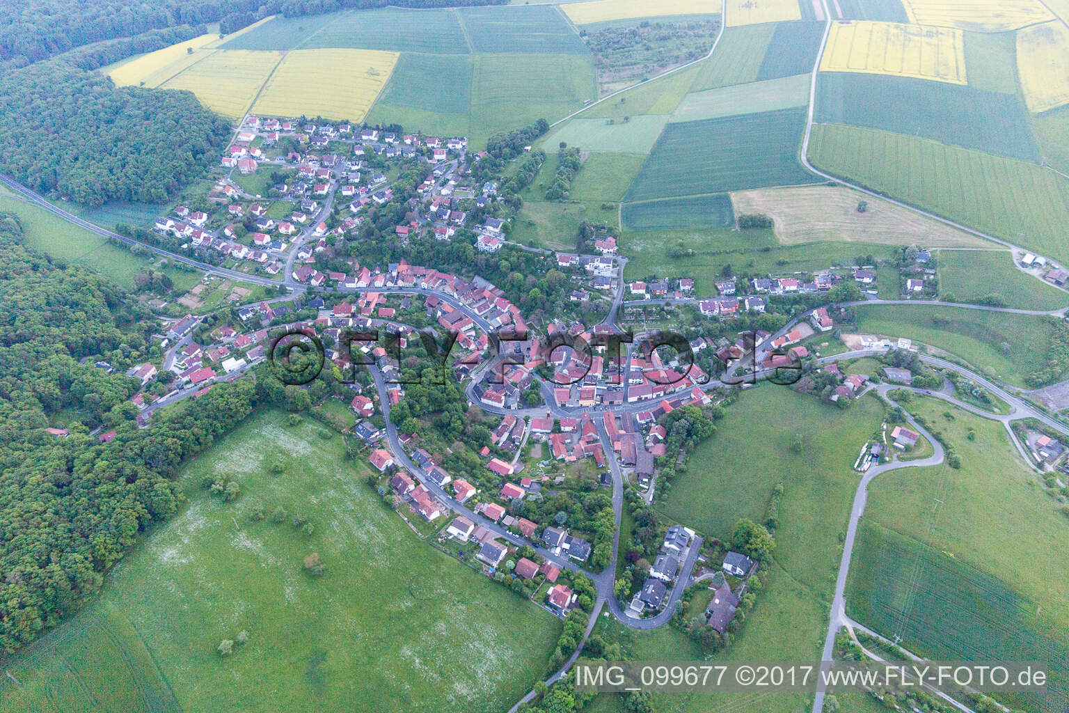 Luftbild von Dorf - Ansicht am Rande von landwirtschaftlichen Feldern und Nutzflächen im Ortsteil Zell in Üchtelhausen im Bundesland Bayern, Deutschland