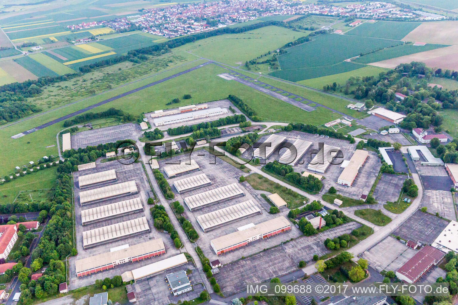 Luftbild von Gebäudekomplex der ehemaligen Militär- Kaserne in Geldersheim im Bundesland Bayern, Deutschland