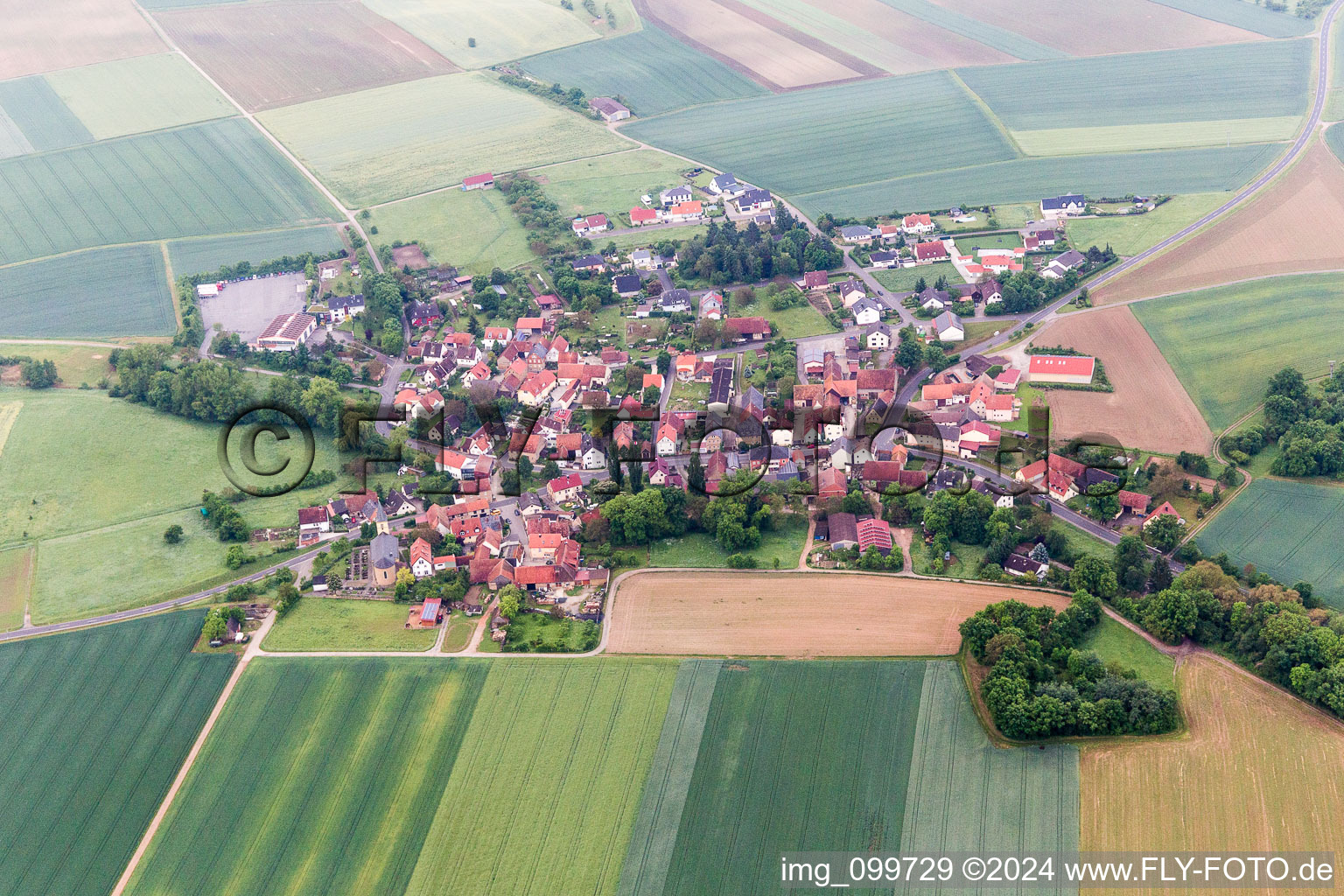 Dorf - Ansicht am Rande von landwirtschaftlichen Feldern und Nutzflächen in Bischwind im Bundesland Bayern, Deutschland