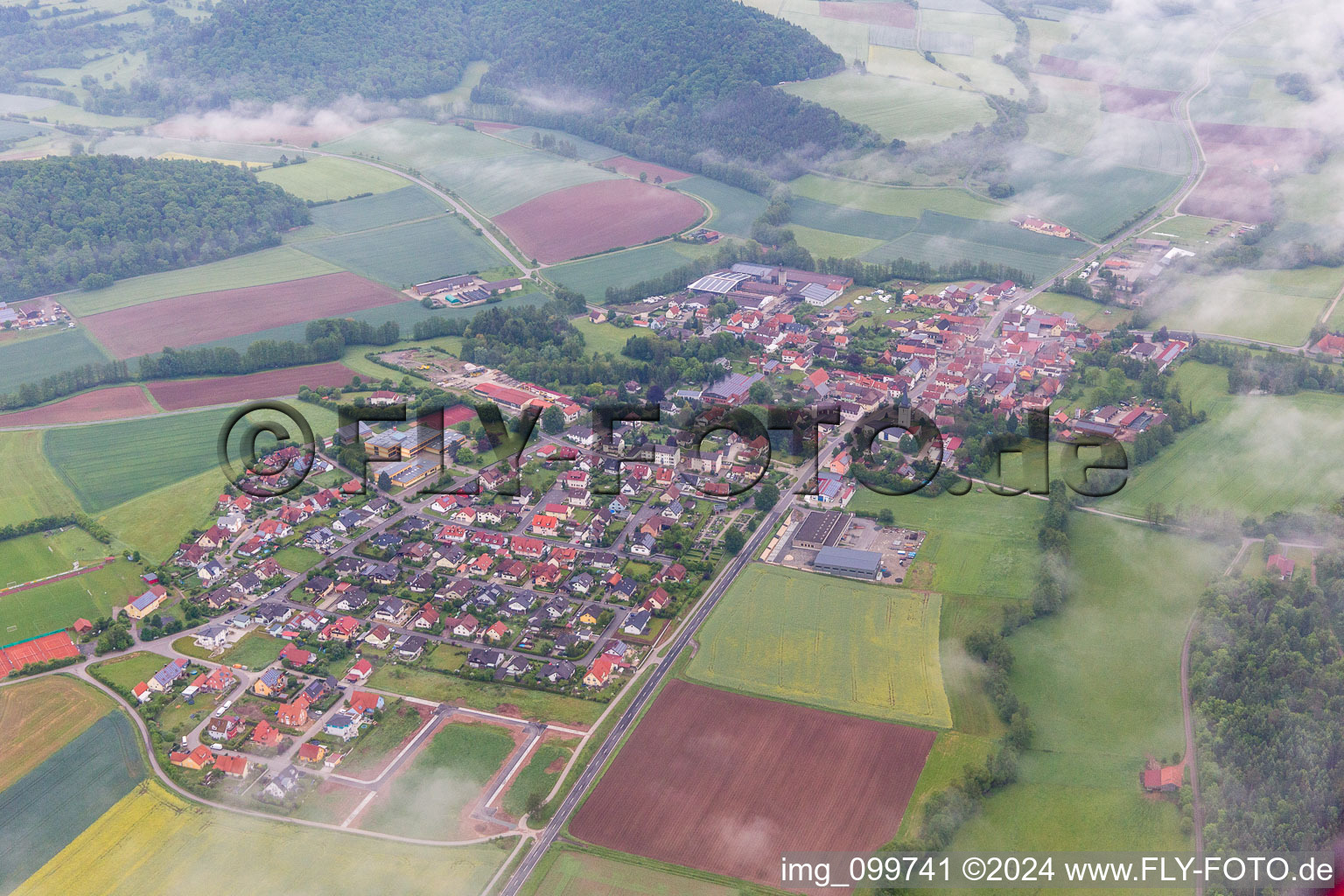 Dorf - Ansicht am Rande von landwirtschaftlichen Feldern und Nutzflächen im Ortsteil Untersteinbach in Rauhenebrach im Bundesland Bayern, Deutschland